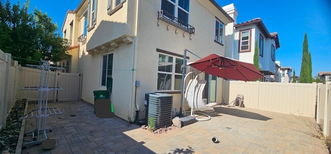 Building Photo - Gorgeous 4 Bedroom 4Bath Home With Solar a...