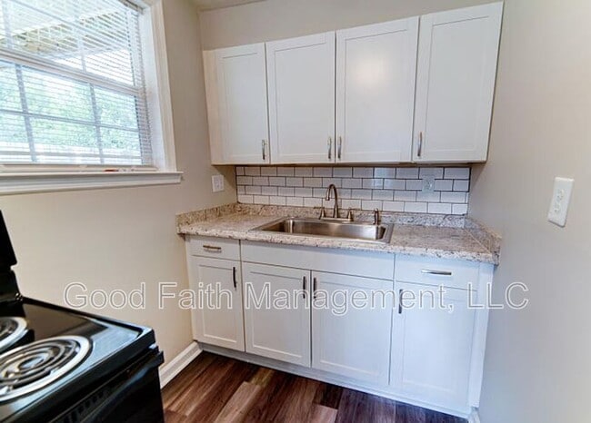 Building Photo - 1007 Hogan St