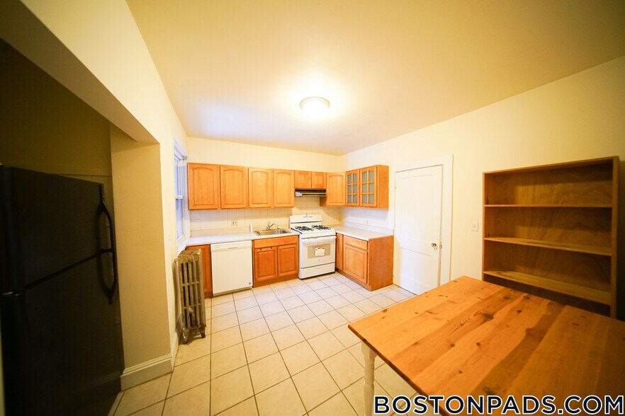 Building Photo - 194 Kelton St