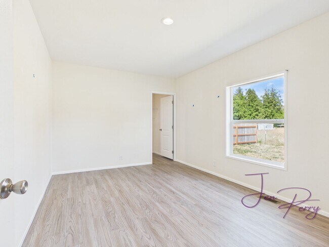 Building Photo - Large Spacious 5 Bedroom House with Fenced Yard