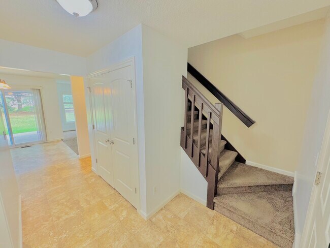 Building Photo - 2102 Oakwood Dr