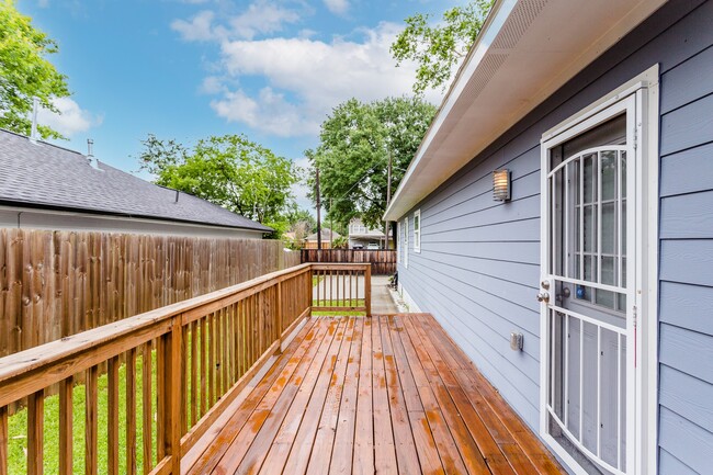 Building Photo - 110 Amundsen St