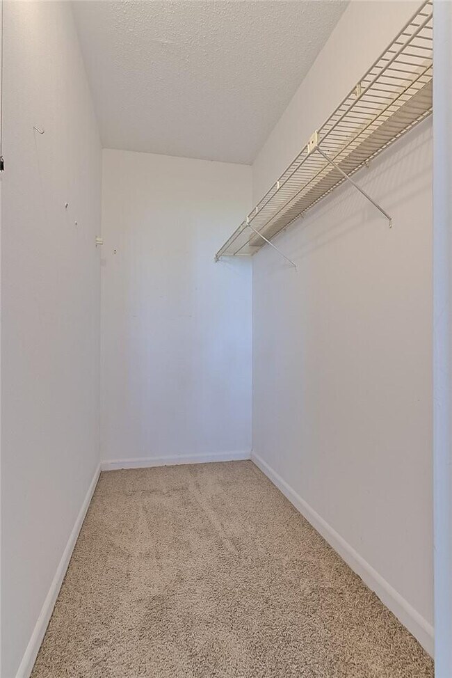 Building Photo - 167 Grantham E