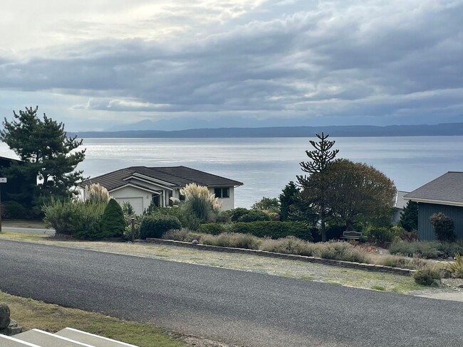 Building Photo - Windmill Heights Home With Community Beach...