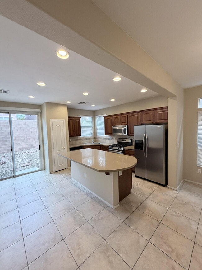 Building Photo - 3 bd 2.5 bath with LOFT