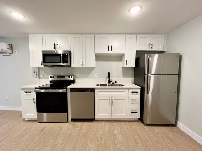 Interior Photo - 747 Gayley Ave