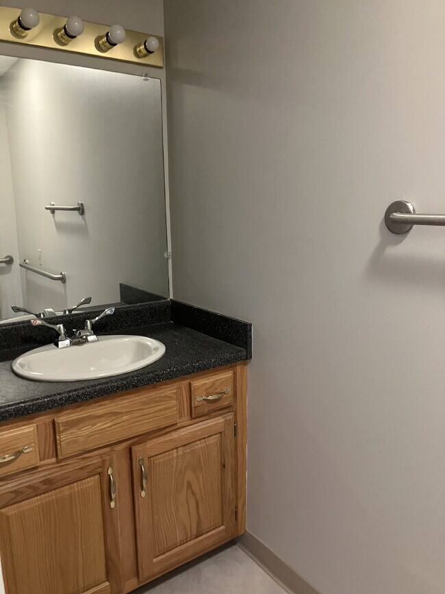 Building Photo - 2 Bedroom Townhome in Fairport Available October 1!