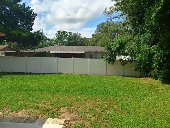 Building Photo - 4 bedroom 2 bathroom House- fenced in yard