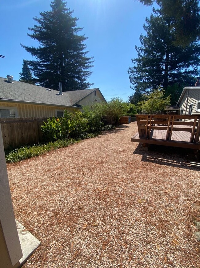 Building Photo - Charming 2 bedroom, 1 bathroom house with ...