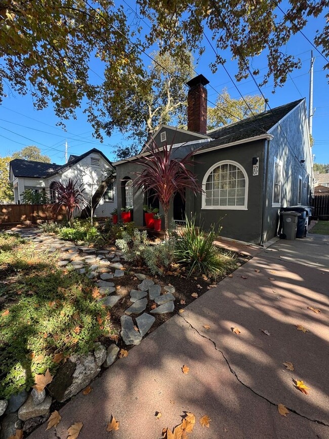 Building Photo - Charming 1 Bedroom 1 Bath Historic Duplex, Land Park-Curtis Park Area SEE VIDEO