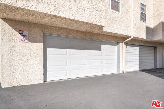 Building Photo - 18209 Sierra Hwy