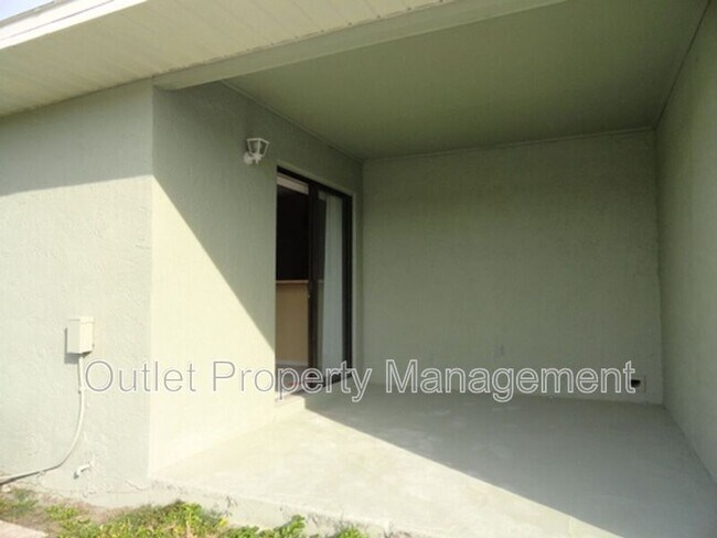 Building Photo - 7526 University Garden Dr
