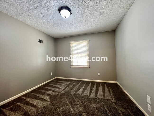 Building Photo - Maintenance Free Living w/ Hardwood Floors...