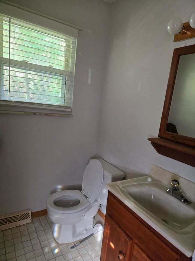 Building Photo - Lakeview 3 Bedroom  1.5 Bath  Home for Ren...