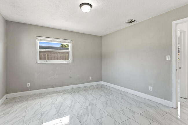 Building Photo - 2748 SW 46th Ct