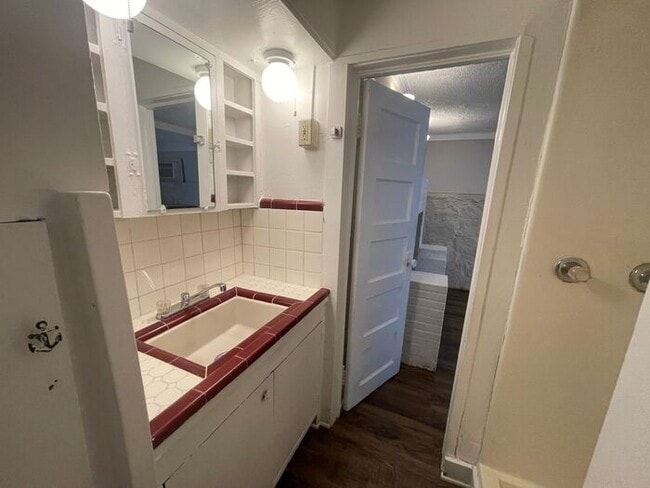 Building Photo - ((FREE RENT)) Cozy 1 Bedroom 1 Bath Downst...