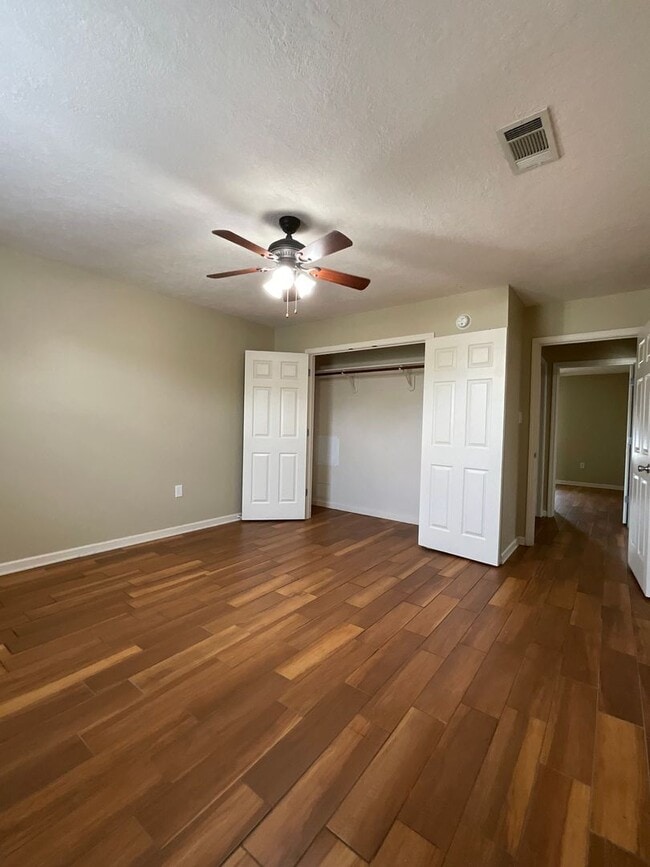 Building Photo - 105 Mayhaw St