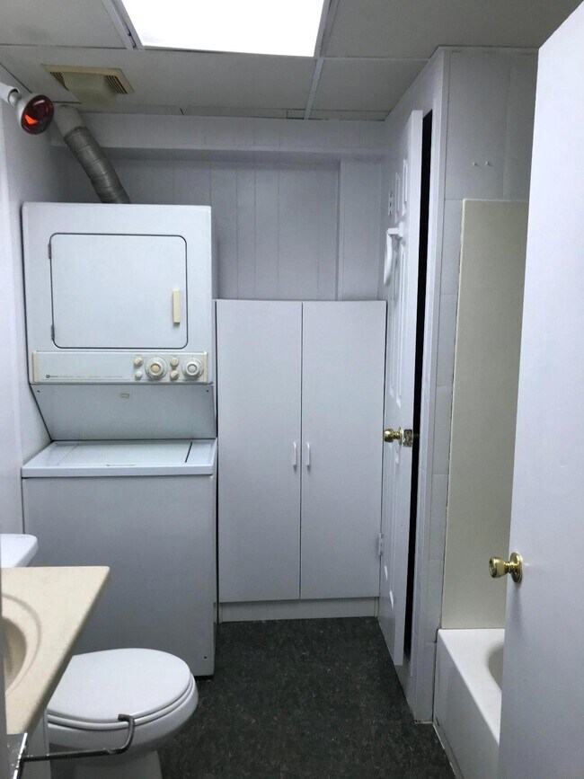 Building Photo - 1923 E Pratt St