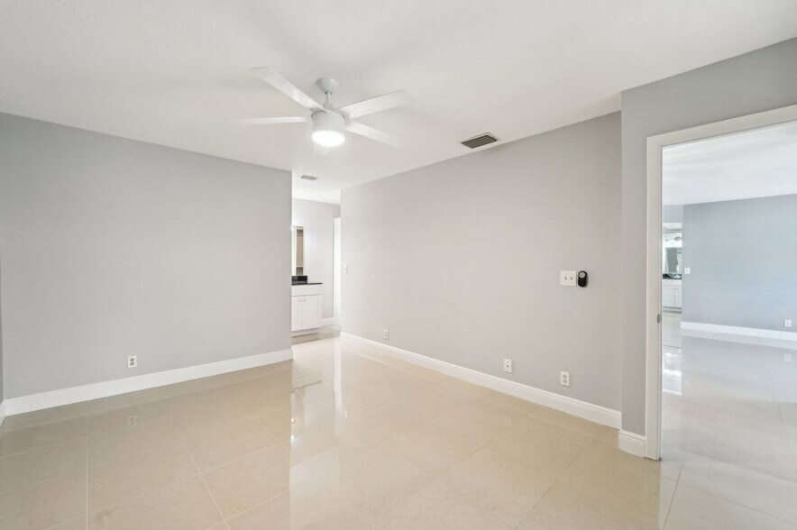 Building Photo - 2613 Carambola Cir N