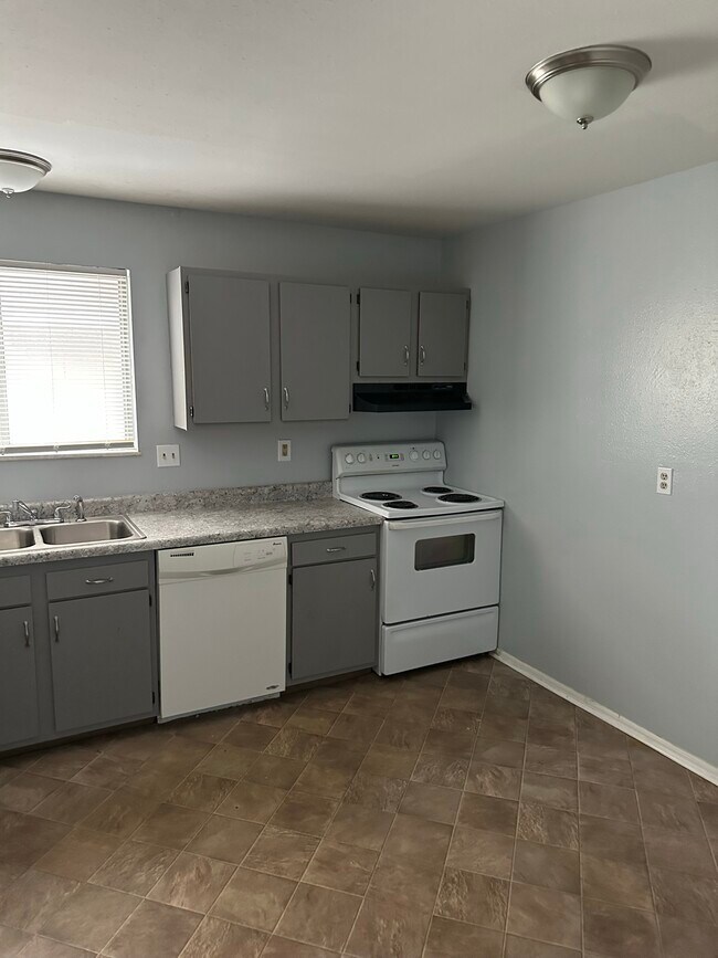 Building Photo - 1116 Laredo Ave