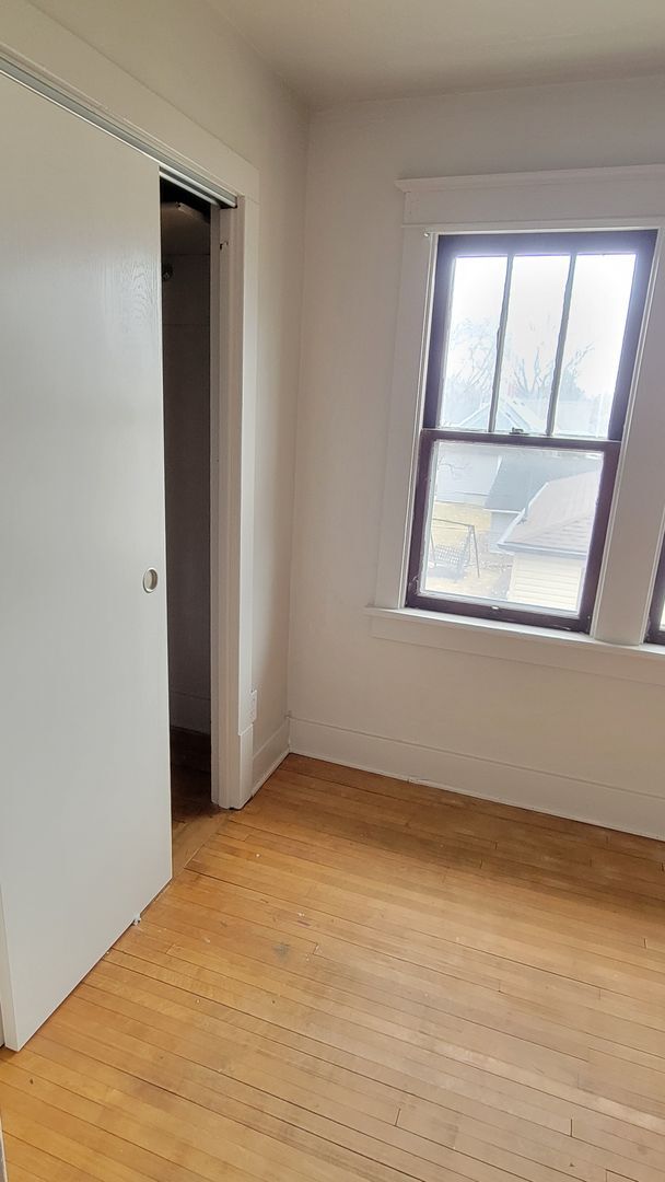 Building Photo - 2 bedroom/1 Bath duplex with large yard