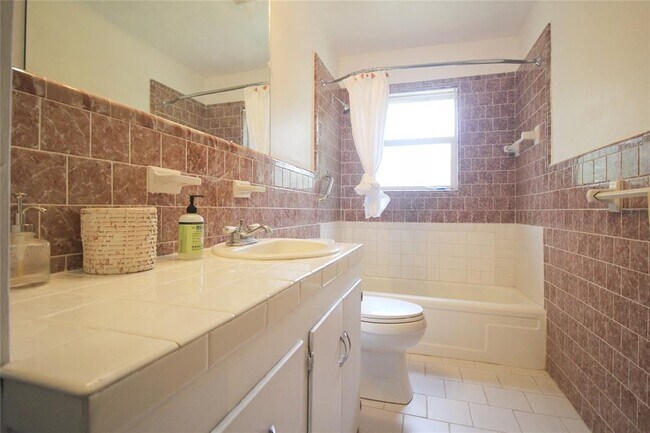 Building Photo - 9137 White Oak Dr