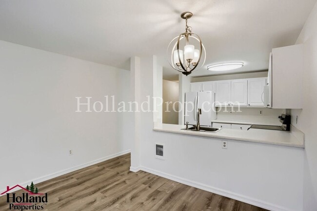 Building Photo - Beautiful 2-Bedroom Condo with a Garage!
