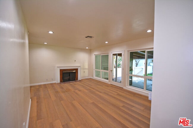 Building Photo - 7061 Louise Ave