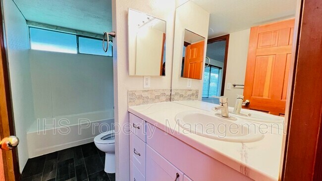 Building Photo - 1613 S Palouse Pl