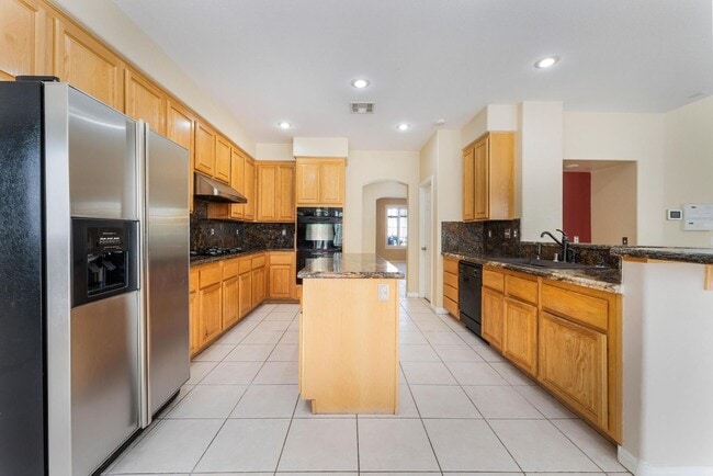 Building Photo - Luxurious Home in Gated Community