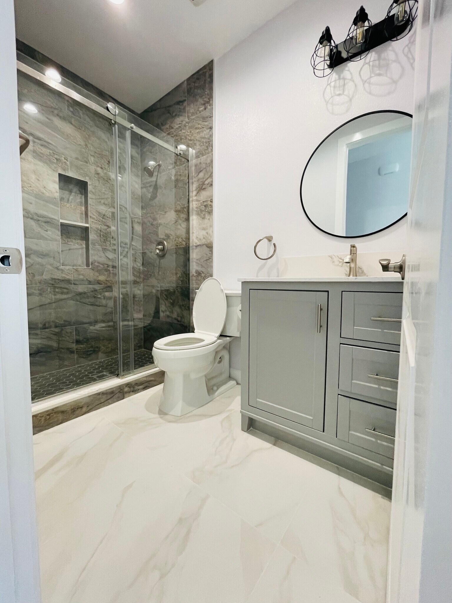 Building Photo - 15410 Firmona Ave