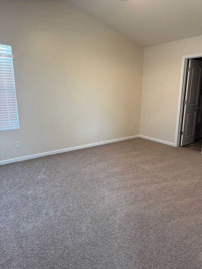 Building Photo - Available NOW! 3 bedroom 2.5 bath in Longs!!