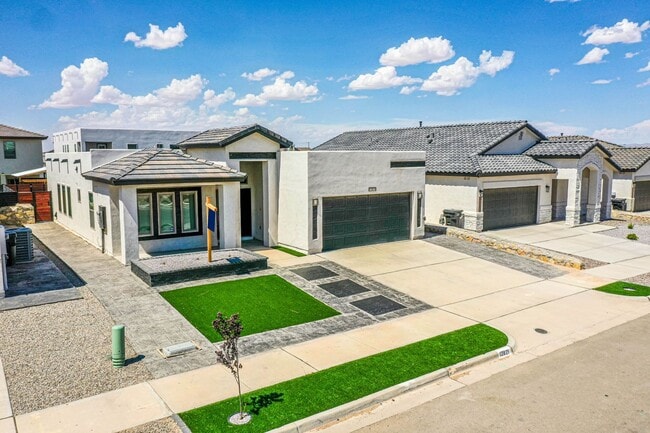Building Photo - Beautiful  House 3 beds/3 baths. This Prop...