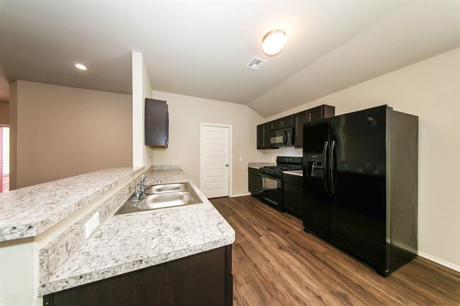 Building Photo - 2204 Dillards Dr