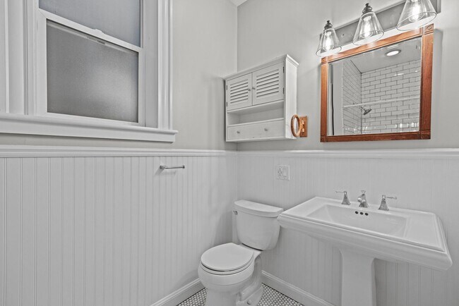 Building Photo - Charming 2 Bedroom Apartment in Benton Par...