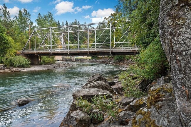 Building Photo - 2 Bedroom Condo with Boat Slip in Bigfork