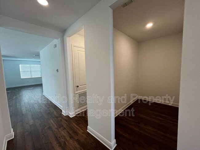 Building Photo - 737 Trillium Ct