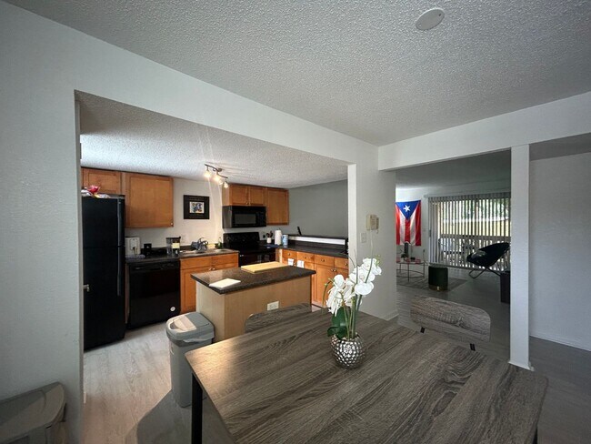 Building Photo - Newly Updated & Stylishly Furnished Room f...