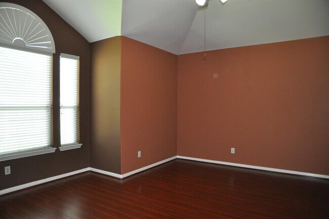 Building Photo - 2222 Drake Falls Dr