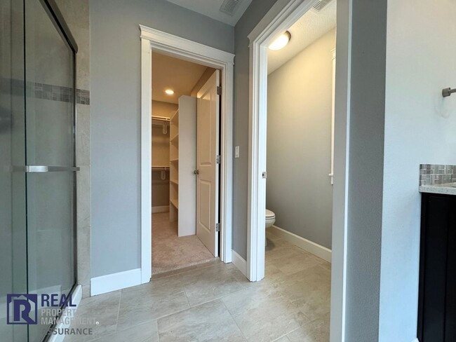 Building Photo - 650 NW Willow Glen Pl