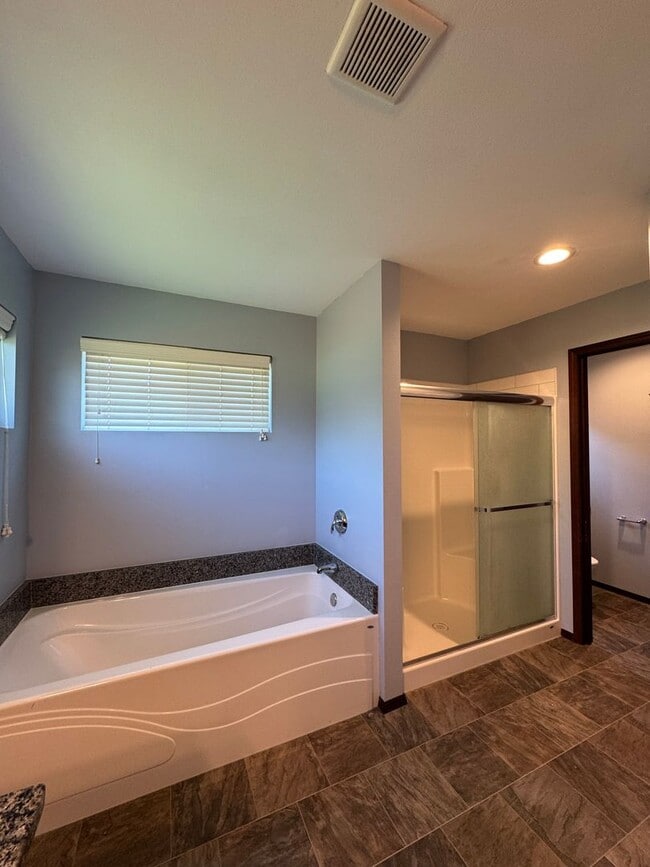 Building Photo - Spacious 5-Bedroom Home with Bonus Living ...