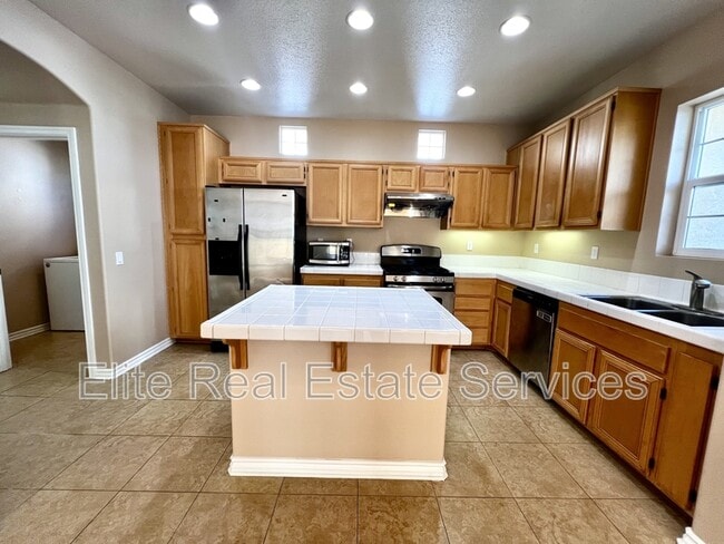 Building Photo - 750 Broadway