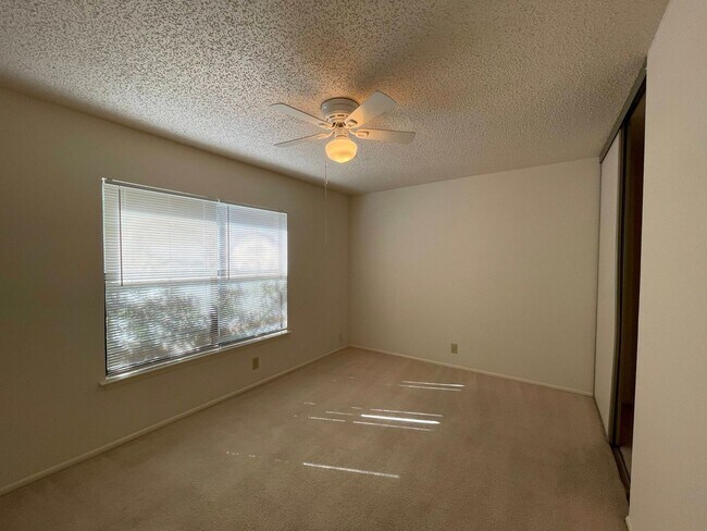 Building Photo - NICE 3 BEDROOM FEATURING AN ISLAND KITCHEN...