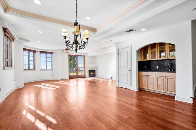 Building Photo - 985 N Michillinda Ave