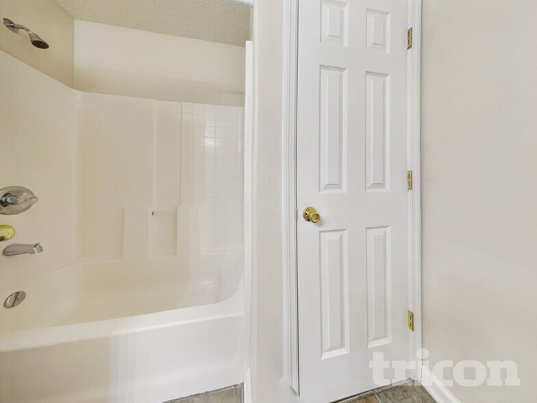 Building Photo - 7134 Beekman Lake Dr