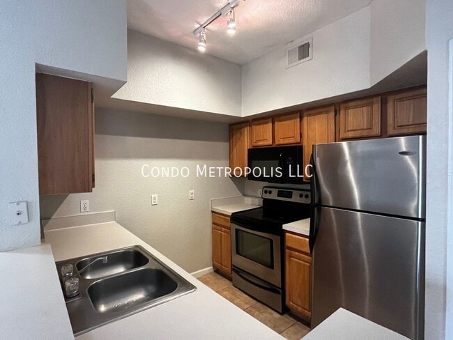 Building Photo - 8300 Elm Park Dr