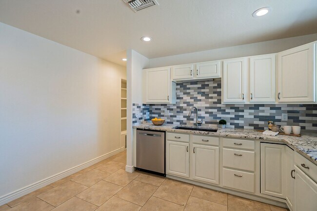 Building Photo - Scottsdale Home that has everything you need!