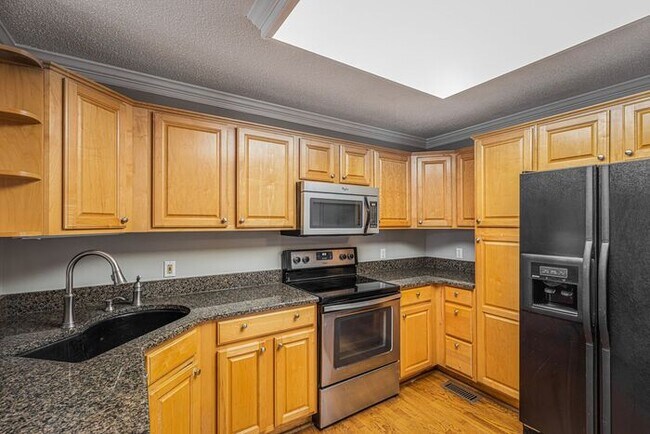 Building Photo - NW Large Updated Home! LR, DR, Den, FP, Ha...