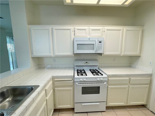 Building Photo - 3241 Symphony Dr