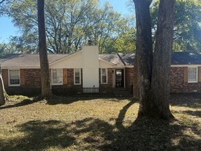 Building Photo - Quiet Hendersonville Neighborhood